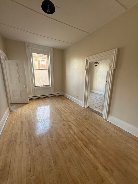 32 W High St in Carlisle, PA - Building Photo