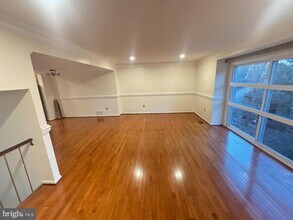 9250 Three Oaks Dr in Silver Spring, MD - Building Photo - Building Photo