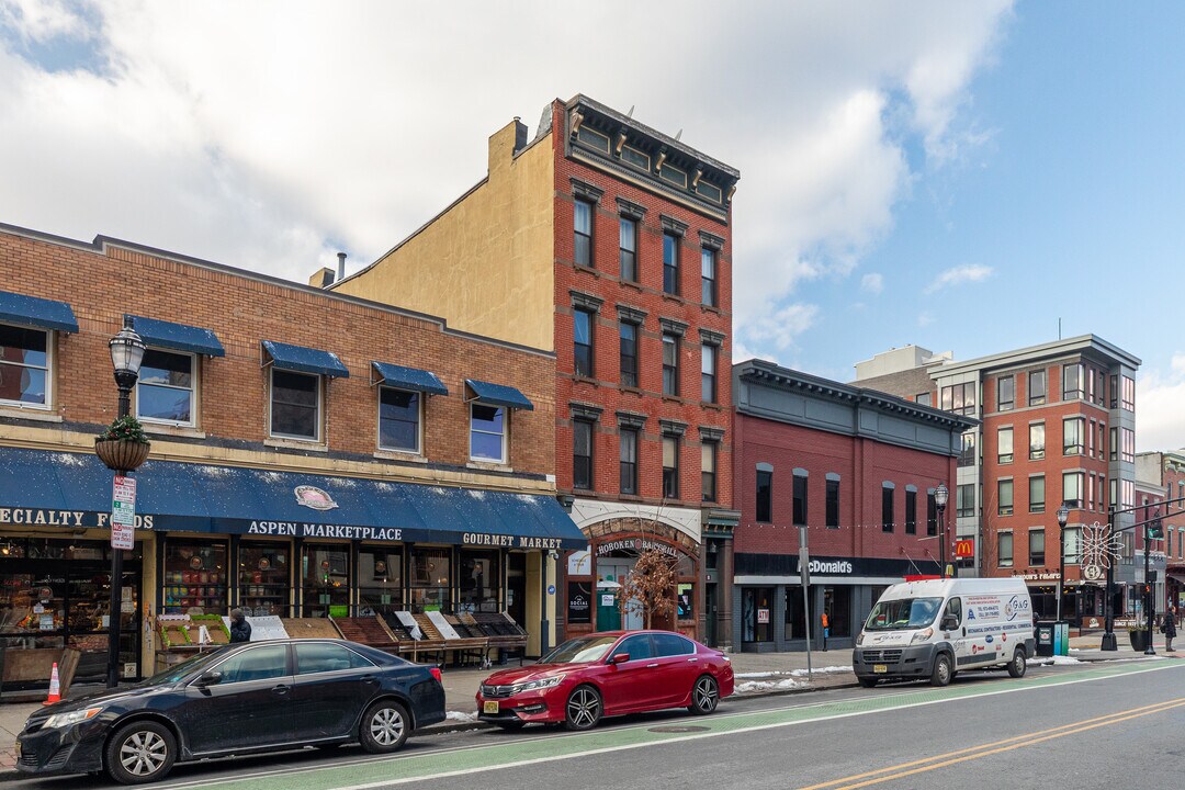 230 Washington St in Hoboken, NJ - Building Photo