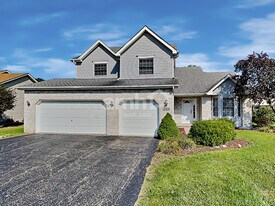 302 Thames Dr in Shorewood, IL - Building Photo