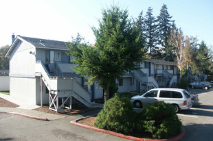 Benson East Apartments in Kent, WA - Building Photo