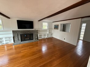 5 Little Brook Rd in Norwalk, CT - Foto de edificio - Building Photo