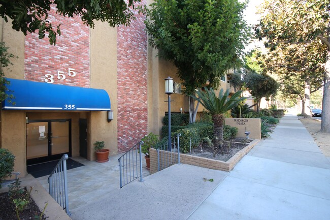 355 S Madison Ave, Unit 316 in Pasadena, CA - Foto de edificio - Building Photo