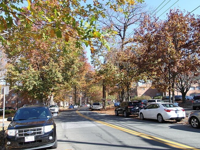 10417 Montrose Ave in Bethesda, MD - Building Photo - Building Photo