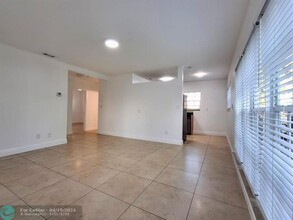 1599 NE 34th St in Oakland Park, FL - Foto de edificio - Building Photo