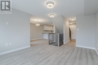 125 Toucan Trail in Oakville, ON - Building Photo - Building Photo