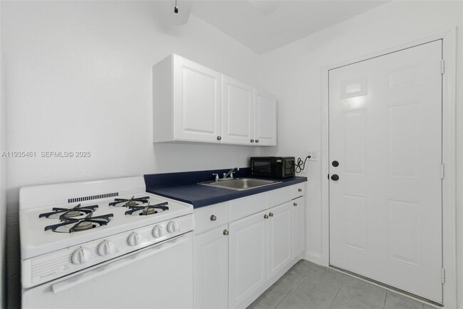 126 SW 18th Ave in Miami, FL - Building Photo - Building Photo