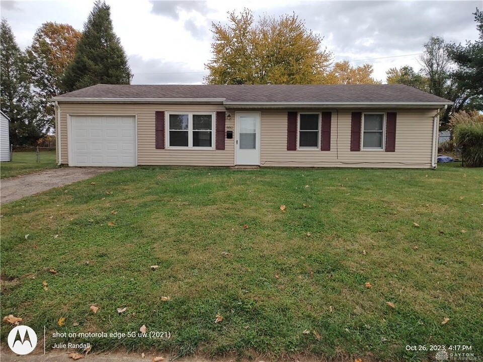 880 W Richard Dr in Xenia, OH - Building Photo
