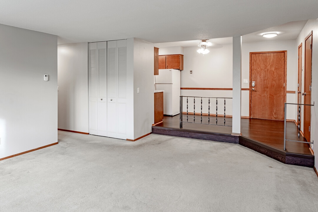Larpenteur Manor Apartments in St. Paul, MN - Building Photo