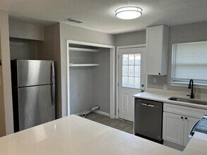 2411 Indigo Ln in Arlington, TX - Foto de edificio - Building Photo