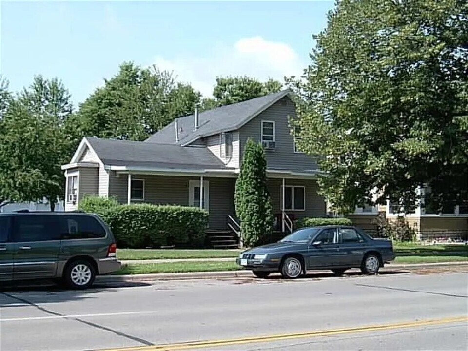 413 E Broadway St in Winona, MN - Building Photo