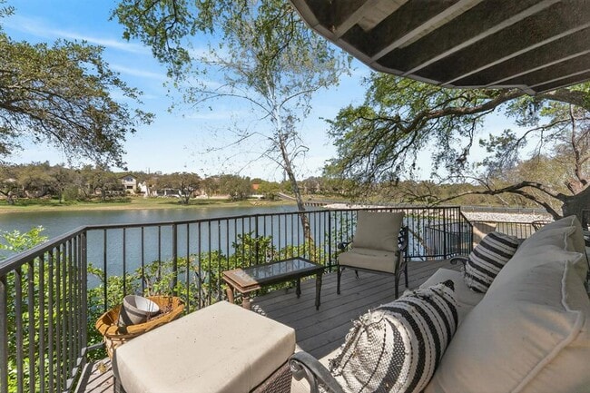 345 The Hills Dr in The Hills, TX - Building Photo - Building Photo