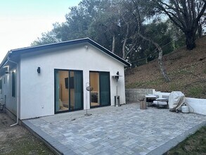 15752 Royal Ridge Rd in Sherman Oaks, CA - Foto de edificio - Building Photo