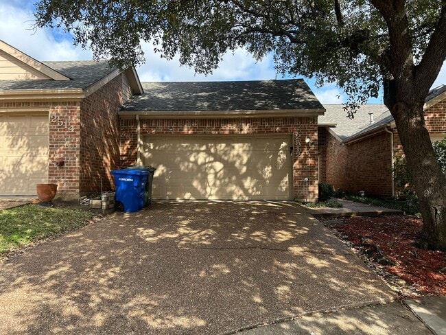2512 Mallard Cove in Carrollton, TX - Foto de edificio - Building Photo