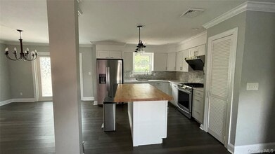 335 Gillette St in Dix Hills, NY - Building Photo - Building Photo