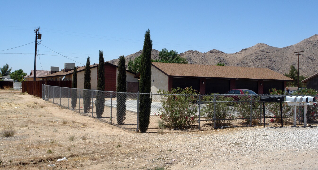 15574 Broken Bow Rd in Apple Valley, CA - Building Photo