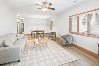 1001 W 4th St in Pella, IA - Foto de edificio - Building Photo