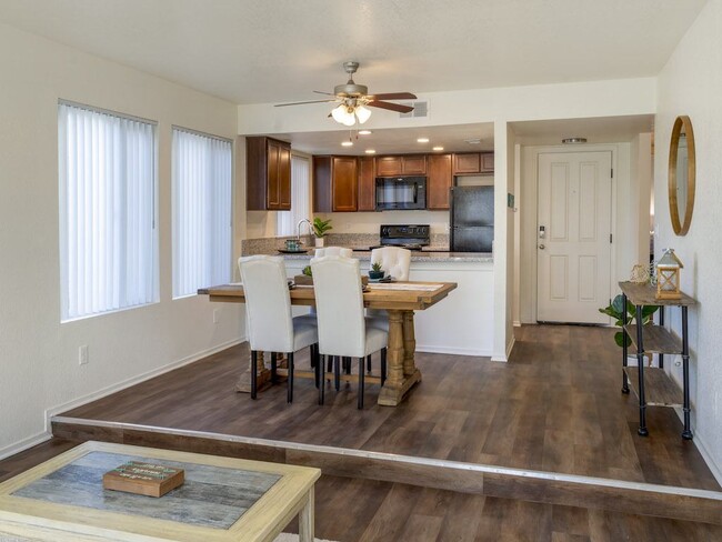 Edgewater Isle Apartments and Townhomes in Hanford, CA - Foto de edificio - Building Photo