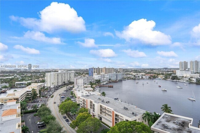 137 Golden Isles Dr, Unit 1609 in Hallandale Beach, FL - Foto de edificio - Building Photo
