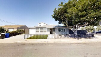 5126 Tipton St in San Diego, CA - Building Photo