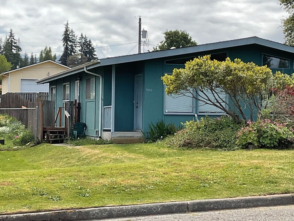 906 W 11th St in Port Angeles, WA - Building Photo