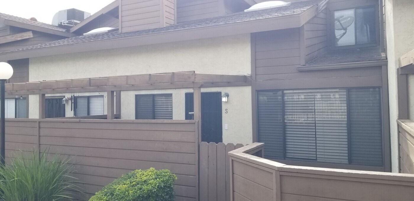 2316 Gosford Rd in Bakersfield, CA - Building Photo