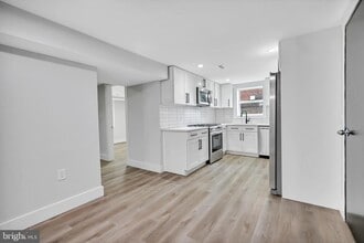 6903 Dunmanway, Unit E in Dundalk, MD - Foto de edificio - Building Photo