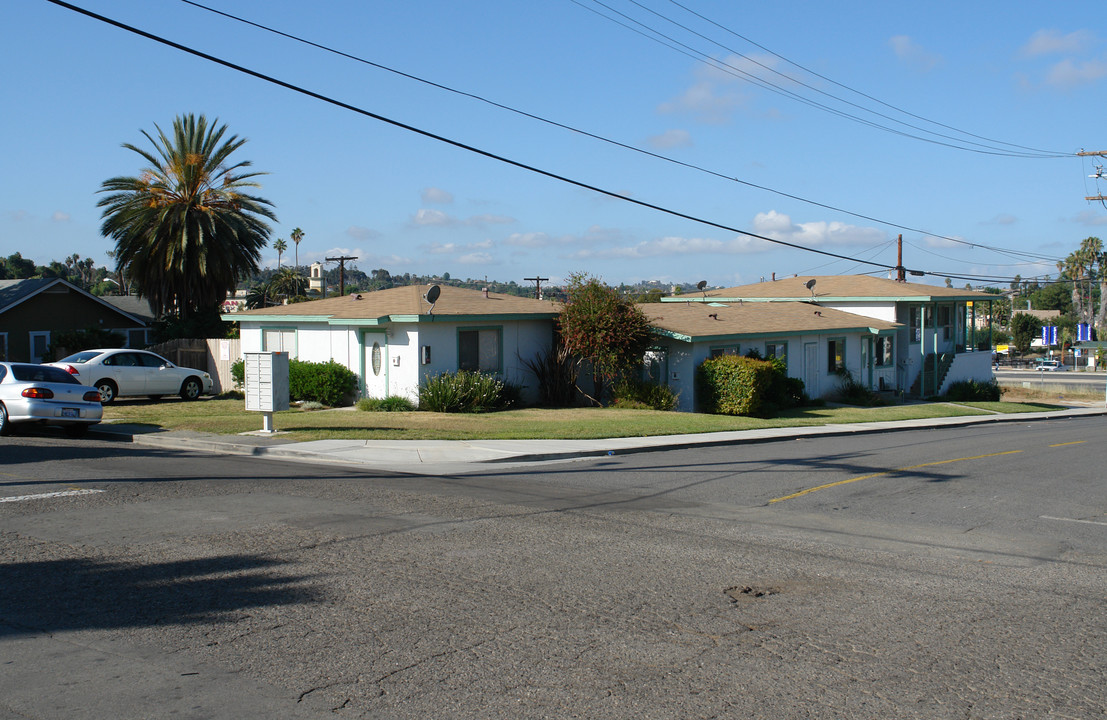 121-151 Washington St in Vista, CA - Building Photo