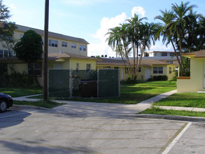 2250 NE 171st St in North Miami Beach, FL - Foto de edificio - Building Photo