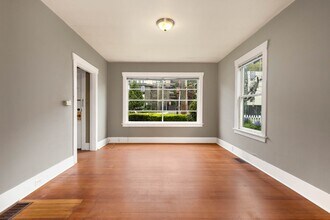 2106 Dexter Ave N in Seattle, WA - Building Photo - Building Photo