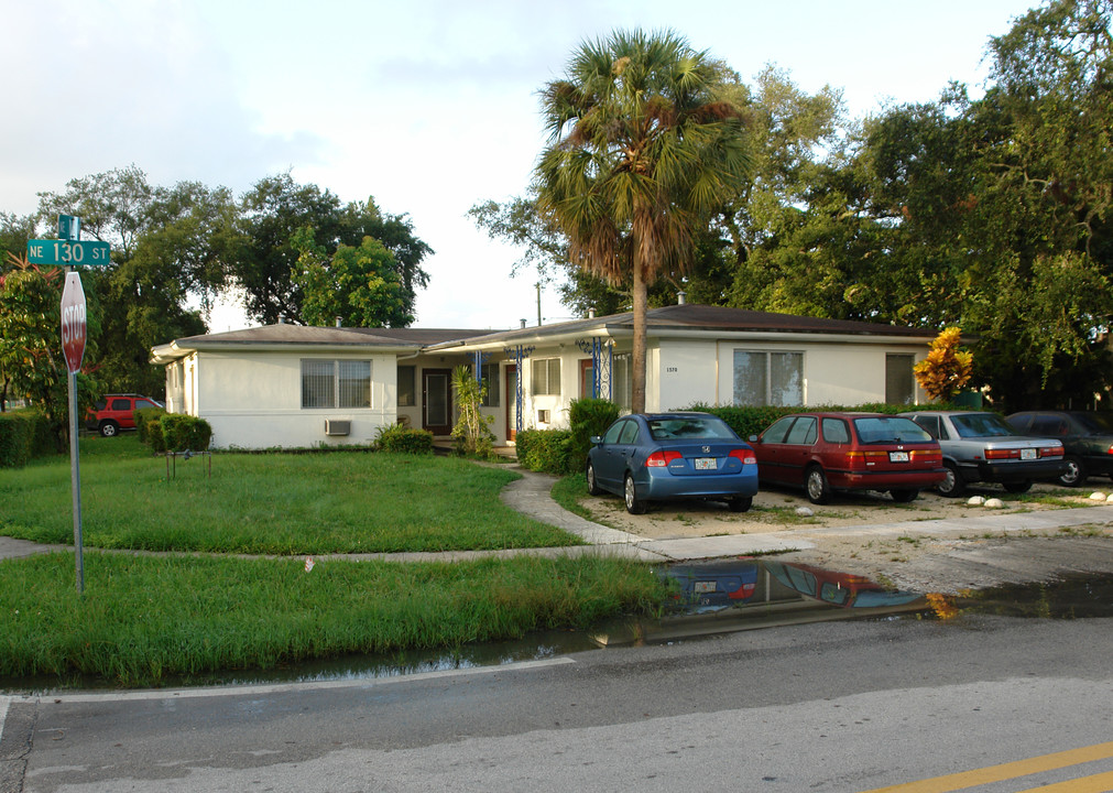 1570 NE 130th St in Miami, FL - Foto de edificio