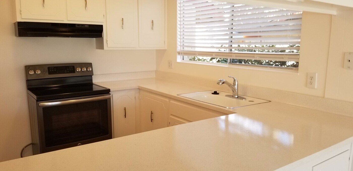 2102 Loyola Dr in Davis, CA - Building Photo