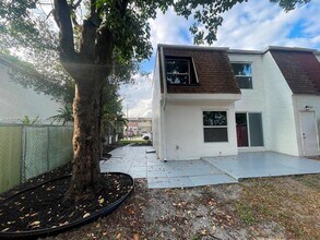 330 Sunshine Dr in Coconut Creek, FL - Building Photo - Building Photo