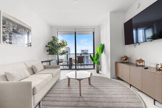 601 NE 1st Ave in Miami, FL - Building Photo - Building Photo