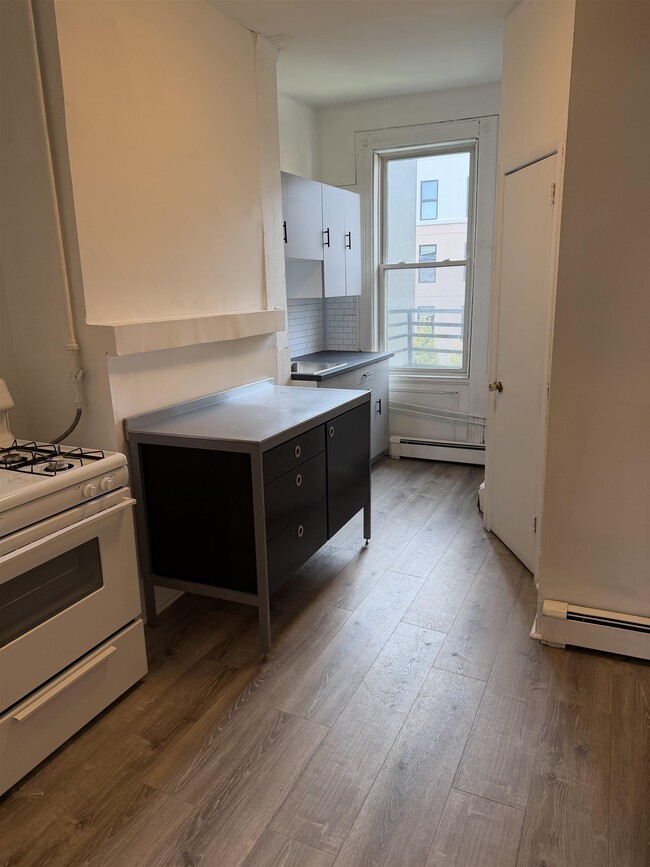 630 Grand St in Hoboken, NJ - Building Photo - Building Photo