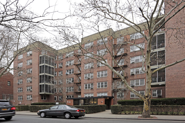 9231 57th Ave in Flushing, NY - Foto de edificio - Building Photo