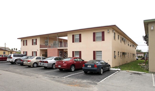 300 NE 1st St in Belle Glade, FL - Foto de edificio - Building Photo