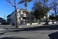 Gilmore Villas in Van Nuys, CA - Foto de edificio - Building Photo