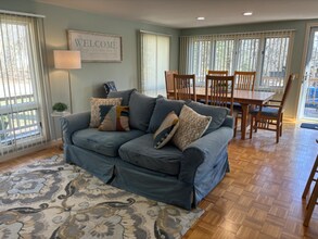 56 Captain Thomas Rd in Ogunquit, ME - Foto de edificio - Building Photo