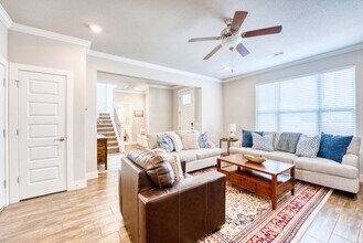 909 W Eagle St in Fayetteville, AR - Foto de edificio - Building Photo