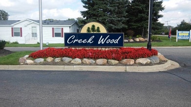 Creek Wood in Burton, MI - Foto de edificio - Building Photo