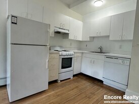 1539 Beacon St, Unit 18 in Brookline, MA - Building Photo