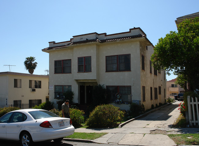 415 N Normandie Pl in Los Angeles, CA - Foto de edificio - Building Photo
