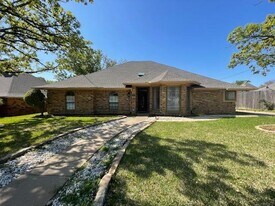 3208 Flintridge Dr in Arlington, TX - Building Photo