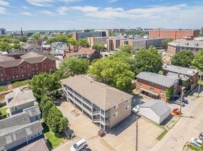 120 E Davenport St, Unit 5 in Iowa City, IA - Foto de edificio - Building Photo