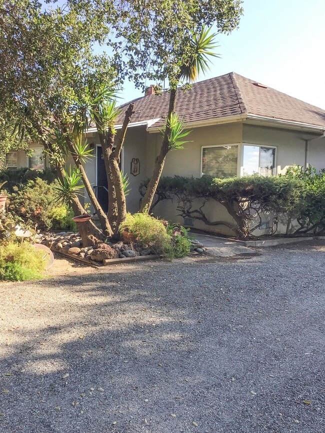6300 Thomas Rd in Gilroy, CA - Building Photo - Building Photo