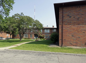 Country Court in Southfield, MI - Building Photo - Building Photo