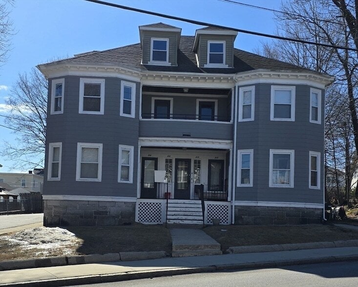 206 Pine St in Lowell, MA - Building Photo