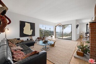 2294 Mountain Oak Dr in Los Angeles, CA - Building Photo