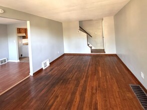 233 Saylong Dr in Pittsburgh, PA - Foto de edificio - Building Photo